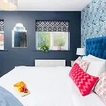 Unique 2 Bed Home Sleeping 4 People With Driveway Located In Bolton - Whiteoak