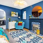 Unique 2 Bed Home Sleeping 4 People With Driveway Located In Bolton - Whiteoak