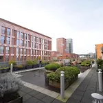 Suite Life - 2-Bed 1-Bath Top-Floor In New Cross