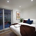 Cityescape - 1Br Sofa Bed Balcony Window Shower
