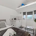 Studio Cottage With Shared Garden - 3Min To Bus Stop
