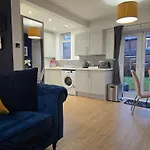 The Heart - Cosy 3 Bedroom House With Double Driveway And Garden In Manchester