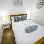 Modern Luxury 2 Bed Apartment, Sleeps 6