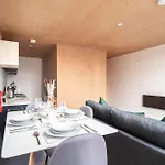 Stylish & Contemporary 2 Bed Flat In Manchester