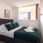 Stylish & Contemporary 2 Bed Flat In Manchester