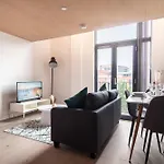 Stylish & Contemporary 2 Bed Flat In Manchester