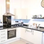 Ideal For Groups - Modern 2 Bedroom Apartment - Free Parking, Transit Links, Close To Stadiums