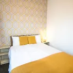 Ideal For Groups - Lovely 2 Bedroom Apartment - Free Parking, Transit Links, Close To Stadiums
