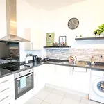 Ideal For Groups - Lovely 2 Bedroom Apartment - Free Parking, Transit Links, Close To Stadiums