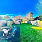 Spacious 3-Bed Family Retreat With Cosy Living And Garden! Free Parking