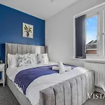 Modern 4 Bed Near Manchester City Centre With Pool Table And Free Parking By Vista Stays Short Lets