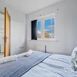 Modern 4 Bed Near Manchester City Centre With Pool Table And Free Parking By Vista Stays Short Lets