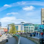 Quay House - Salford - 2Bdr Sleeps 7, Spacious & Quiet - Free Parking - Close To City Centre, Manchester United & The Lowry