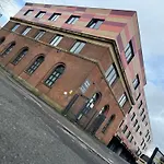 Quay House - Salford - 2Bdr Sleeps 7, Spacious & Quiet - Free Parking - Close To City Centre, Manchester United & The Lowry