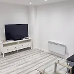 Cozy Modern 2 Bed Flat, With Parking, Close To Town
