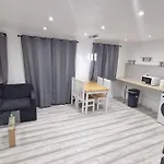 Cozy Modern 2 Bed Flat, With Parking, Close To Town