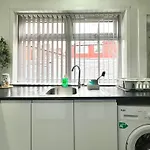 Cosy 3Bdr In Levenshulme-Close To Manchester City Centre And Stockport Town- Free Parking- Wifi