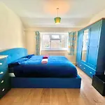 Spacious 3-Bed Family Retreat With Cosy Living And Garden! Free Parking