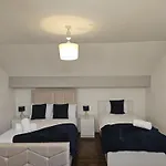 -Sleeps 10 People Spacious House -Fast Free Wifi -Free Parking -Contractor Friendly