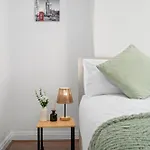 Garden Free Parking 10 Min To City & Etihad!