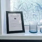 Free Park, Sleeps 8, Stunning Home In Salford, Long Term Disc, Perfect For Groups