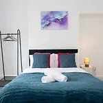Old Trafford Modern 3 Bedroom House