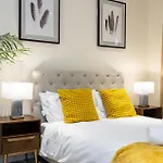 Luxury 3-Bed Townhouse Sleeps 6 Free Parking