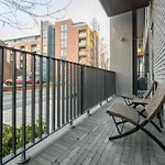 Luxury 3-Bed Townhouse Sleeps 6 Free Parking