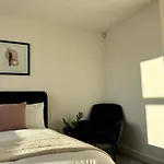 Manchester Apt, Free Parking, Business, Couples & Families