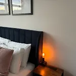 Manchester Apt, Free Parking, Business, Couples & Families