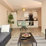 Deluxe And Cozy Two Bedroom With 1 Bathroom And Open Balcony