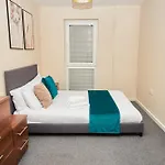 Deluxe And Cozy Two Bedroom With 1 Bathroom And Open Balcony