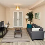 Deluxe And Cozy Two Bedroom With 1 Bathroom And Open Balcony