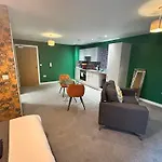 Adelphi Wharf Apartments By Beehosting