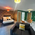 Adelphi Wharf Apartments By Beehosting