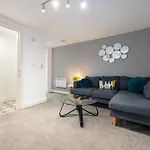 Stylish 2-Bed Flat Steps From Tram Stop