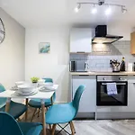 Stylish 2-Bed Flat Steps From Tram Stop