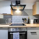 Stylish 2-Bed Flat Steps From Tram Stop