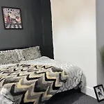 Manchester - House - Sleeps 6 - Parking - Garden