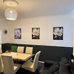 Manchester - House - Sleeps 6 - Parking - Garden
