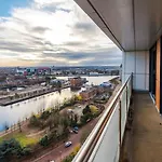 Sleeps 6, Stunning 2Bed Apartment With Dart Board & Amazing Views