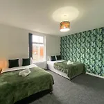 5 Bedroom Luxury Townhouse Near City Centre, Sleep 16