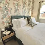 Ideal 3-Bed Stay-Away-Home Manchester Area