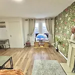 Ideal 3-Bed Stay-Away-Home Manchester Area