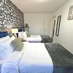 Ideal 3-Bed Stay-Away-Home Manchester Area
