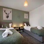 Cosy 4-Bed House, Garden, Free Parking & Wifi