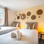 Cosy 4-Bed House, Garden, Free Parking & Wifi