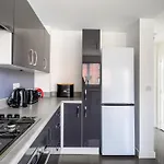 House With Garden, Sleeps 5, City Centre 2 Miles, Manchester, Free Fast Wi-Fi, Free Parking, Netflix 50-Inch Tv, Self-Check In - Contractors!