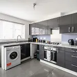 House With Garden, Sleeps 5, City Centre 2 Miles, Manchester, Free Fast Wi-Fi, Free Parking, Netflix 50-Inch Tv, Self-Check In - Contractors!