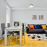 Cosy Stay In The Heart Of Downtown With Parking